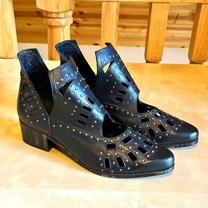 Sbicca Women's Vixon Studded Pointed Toe Black Leather Ankle Booties Size 6.5 C
